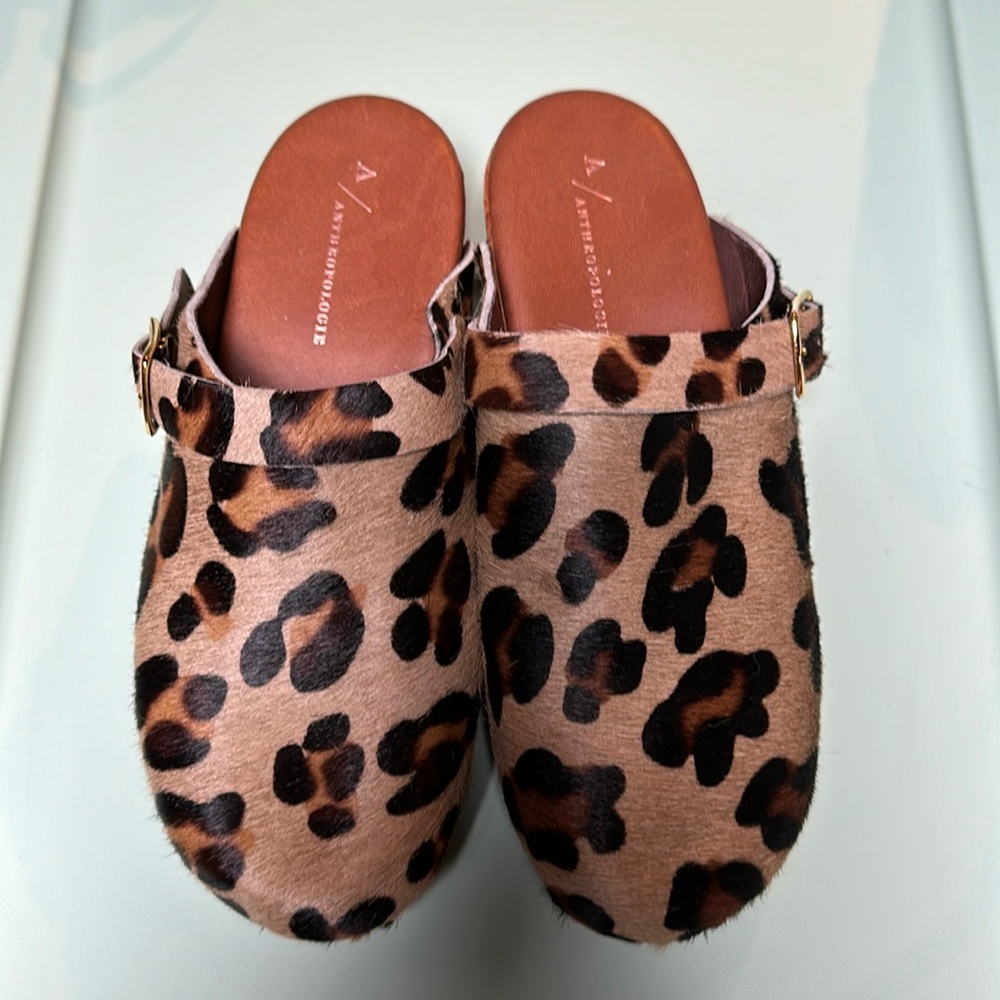 NWOT Anthropologie animal print calf hair and wood clogs, size 39/8